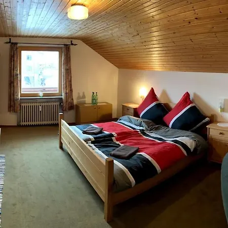Schoene Mit Parkplatz Und Bikergarage Ohne Kueche Missen-Wilhams